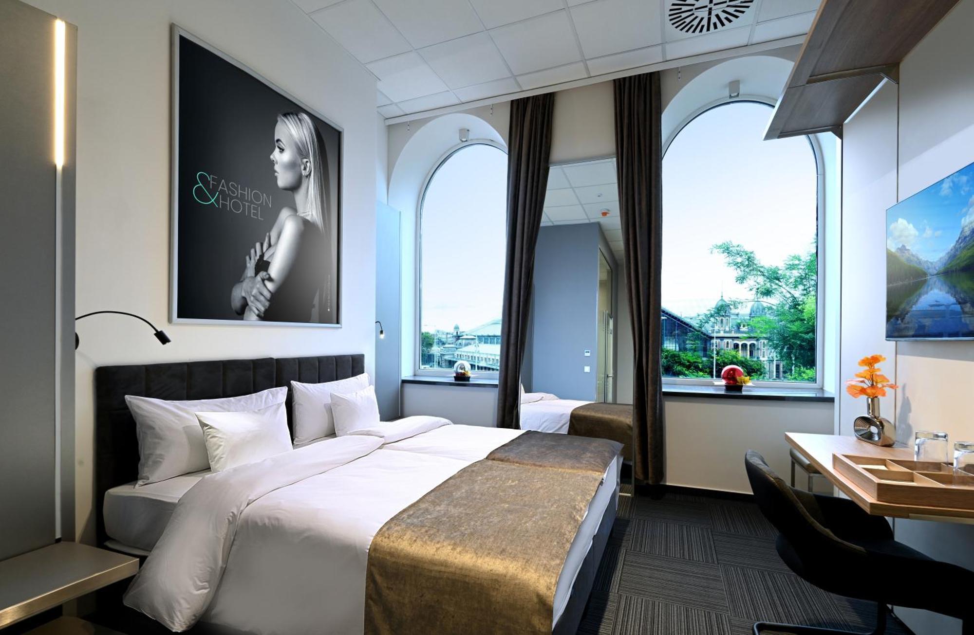 Fashion City Hotel Superior Budapest Esterno foto