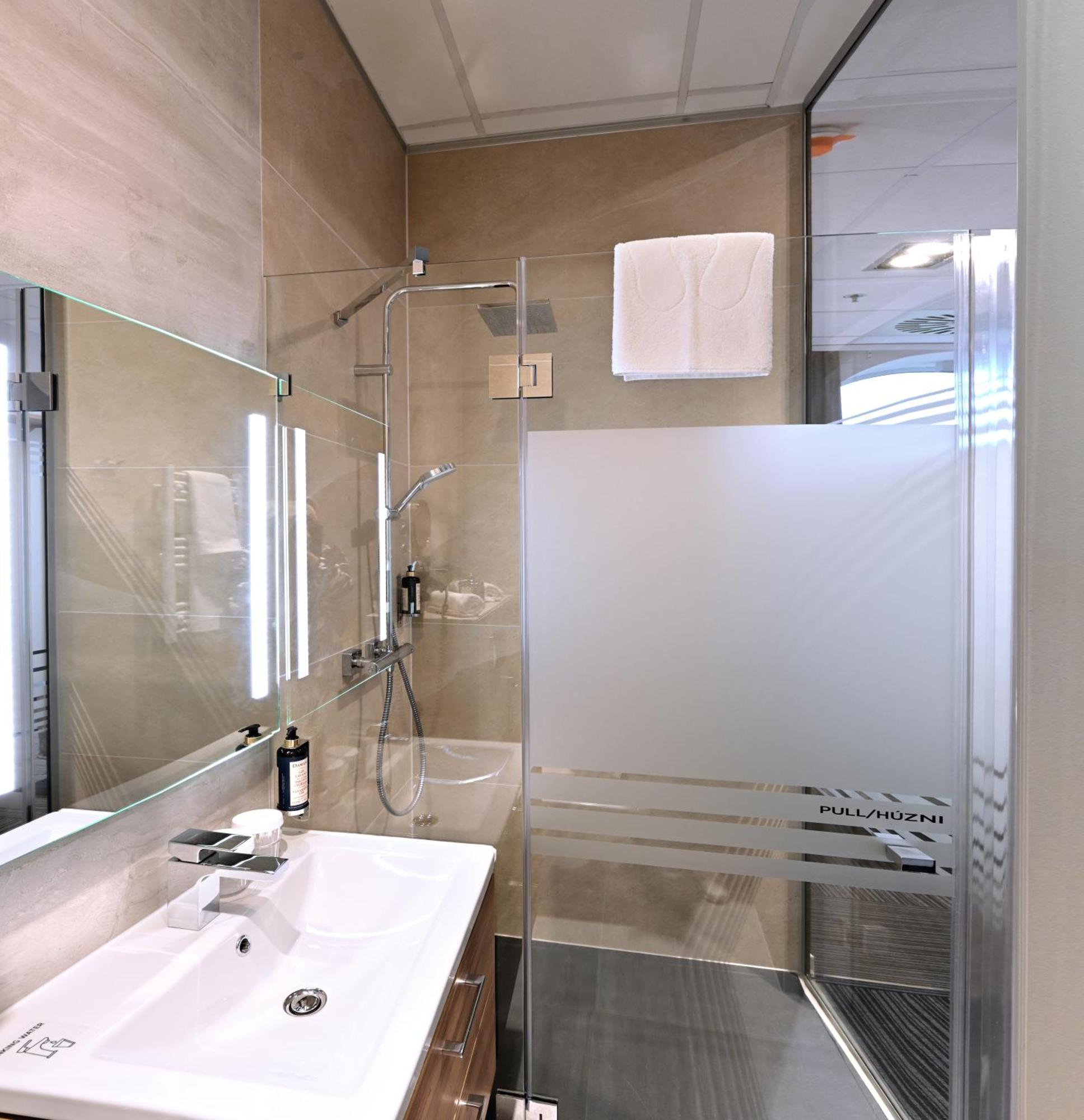 Fashion City Hotel Superior Budapest Esterno foto
