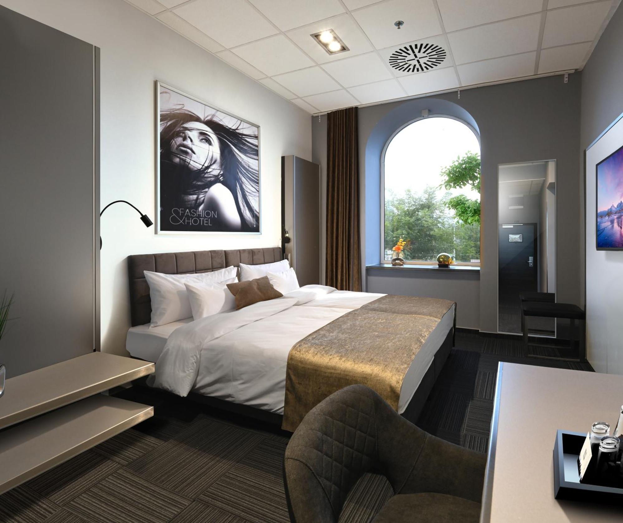 Fashion City Hotel Superior Budapest Esterno foto